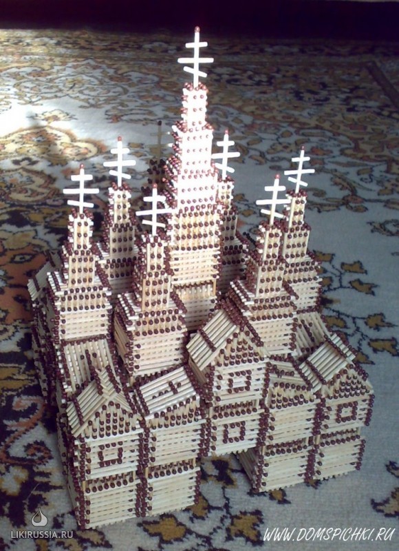В Днепропетровске создали мини-копии храмов из тортов и спичек